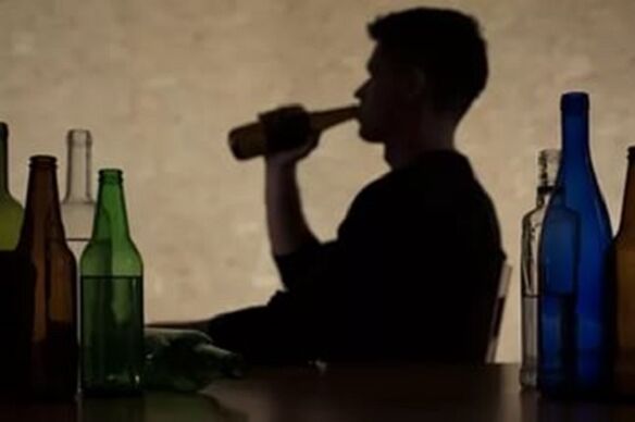 Egy ember alkoholt fogyaszt